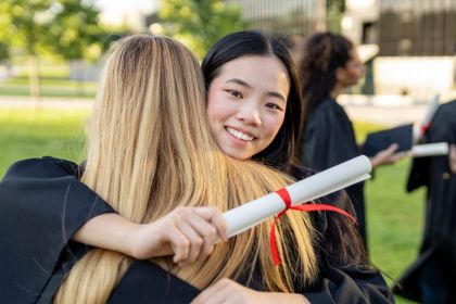 Nach der Matura stehen viele Wege offen – vom Studium über ein Zwischenjahr bis zum Berufseinstieg. Foto: Adobe Stock