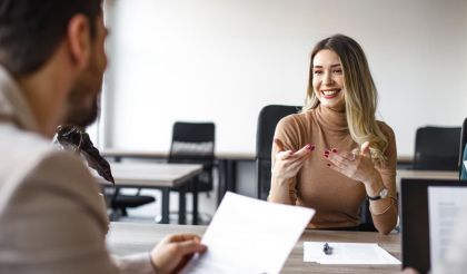 Personen mit ständig wechselnden Arbeitgebern werden weniger häufig zu einem Bewerbungsgespräch eingeladen. Foto: Adobe Stock