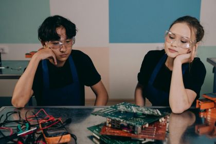 Lernende absolvieren eine duale Ausbildung mit praktischer Arbeit im Betrieb, Unterricht an der Berufsschule und zusätzlichen überbetrieblichen Kursen. Foto: Pexels