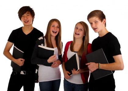 Ein Zwischenjahr in der Fremde oder ein Praktikum im Wunschberuf sind attraktive Alternativen zur Berufslehre. (© shootingankauf / Fotolia)