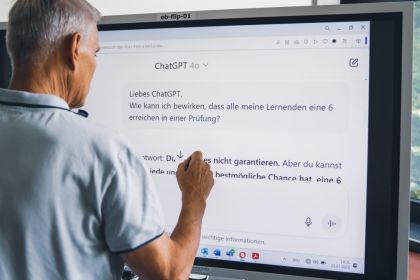 Im Zentrum steht das gemeinsame Experimentieren: Teilnehmende entwickeln im Team praxisnahe Lösungen für den Einsatz von KI in Bildungskontexten. Foto: EB Zürich