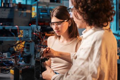 Elektroinstallateurinnen und Elektroinstallateure arbeiten mit moderner Technik und schaffen die Grundlage für sichere elektrische Anlagen. Foto: Freepik