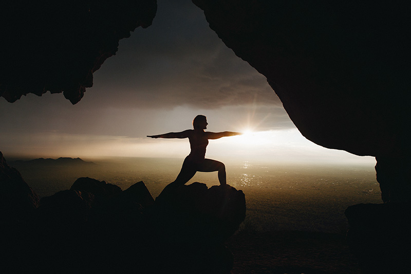 Frau macht Qi Gong am Meer.